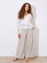 Load image into Gallery viewer, Embroidered Daisies Lace Hem Top