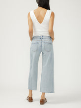 Load image into Gallery viewer, Suki Mid Rise Cropped Wide Leg Jeans