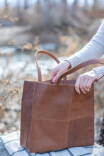 Load image into Gallery viewer, [MAXIMA] SHOPPER BAG | VEGETABLE-TANNED FIRENZE ANTIQUA LEAT
