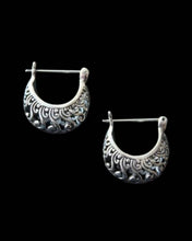 Load image into Gallery viewer, Silver Filigree Earrings

