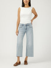 Load image into Gallery viewer, Suki Mid Rise Cropped Wide Leg Jeans
