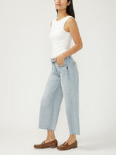 Load image into Gallery viewer, Suki Mid Rise Cropped Wide Leg Jeans
